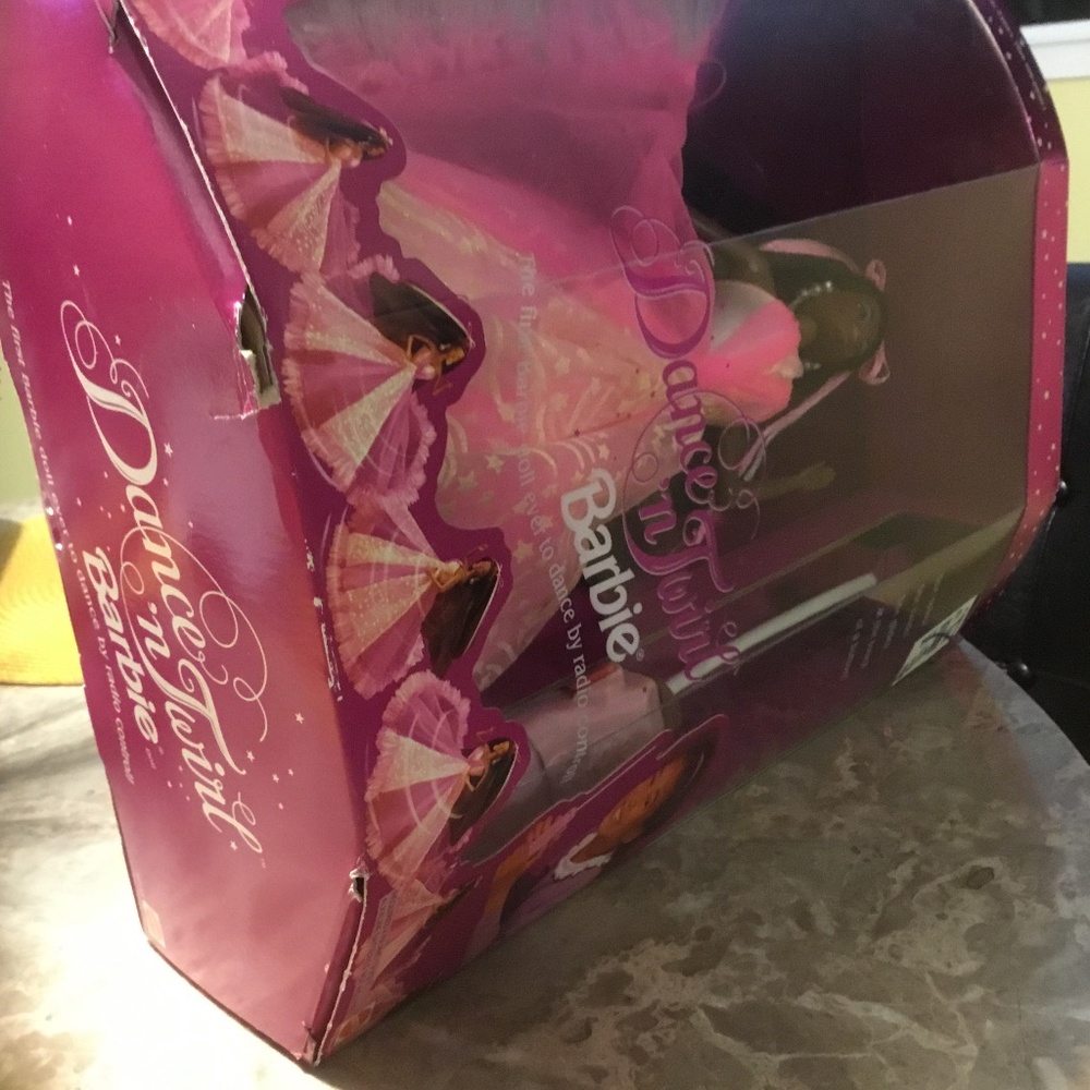 Dance n Twirl Barbie (First Barbie ever to dance by radio control!) - Picture 11 of 16
